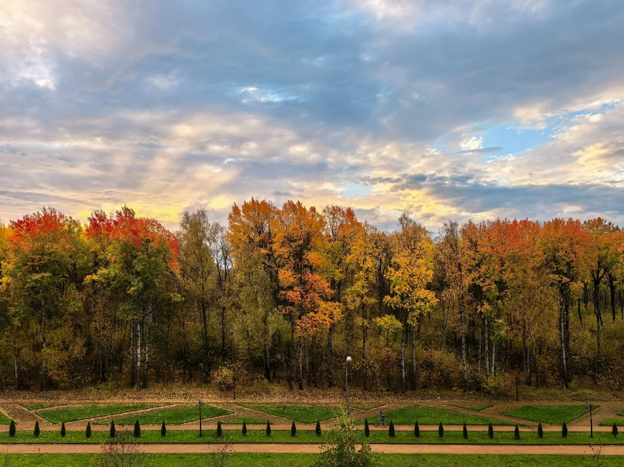 🍂 Губернский парк утопает в осенних красках
