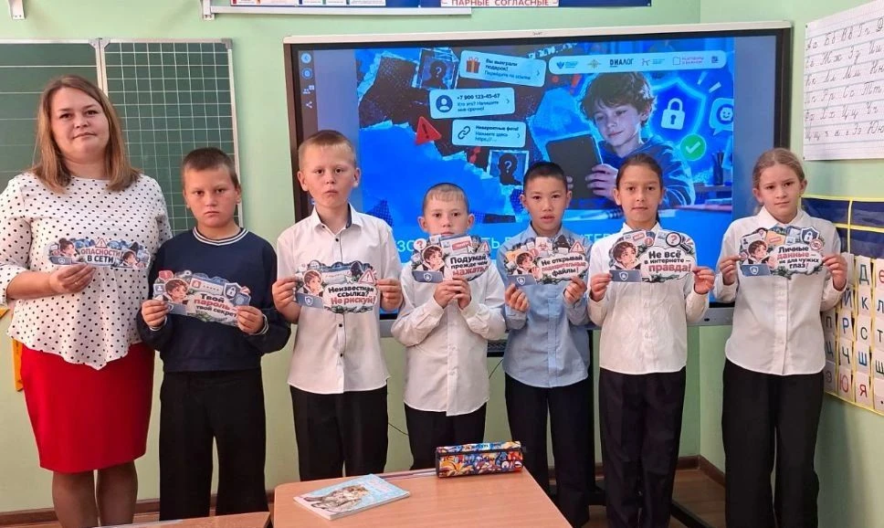 Понедельник в нашей школе начался традиционно — с линейки, выноса флага и гимна, которы...