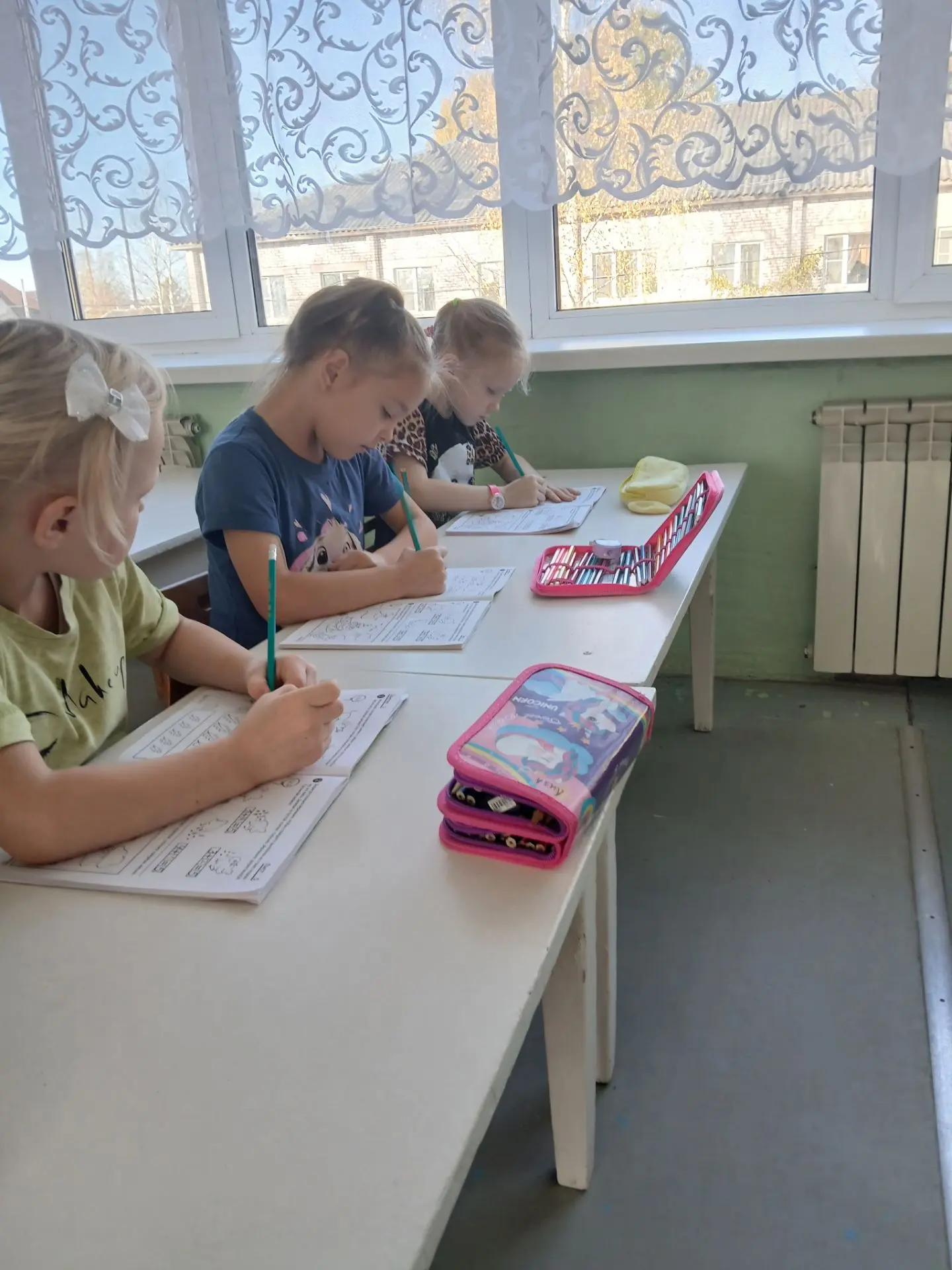 Наши будущие первоклассники покоряют мир цифр, логики и геометрических фигур.