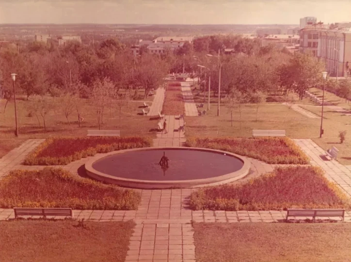 Сквер у Октябрьского райисполкома, 1975–1985