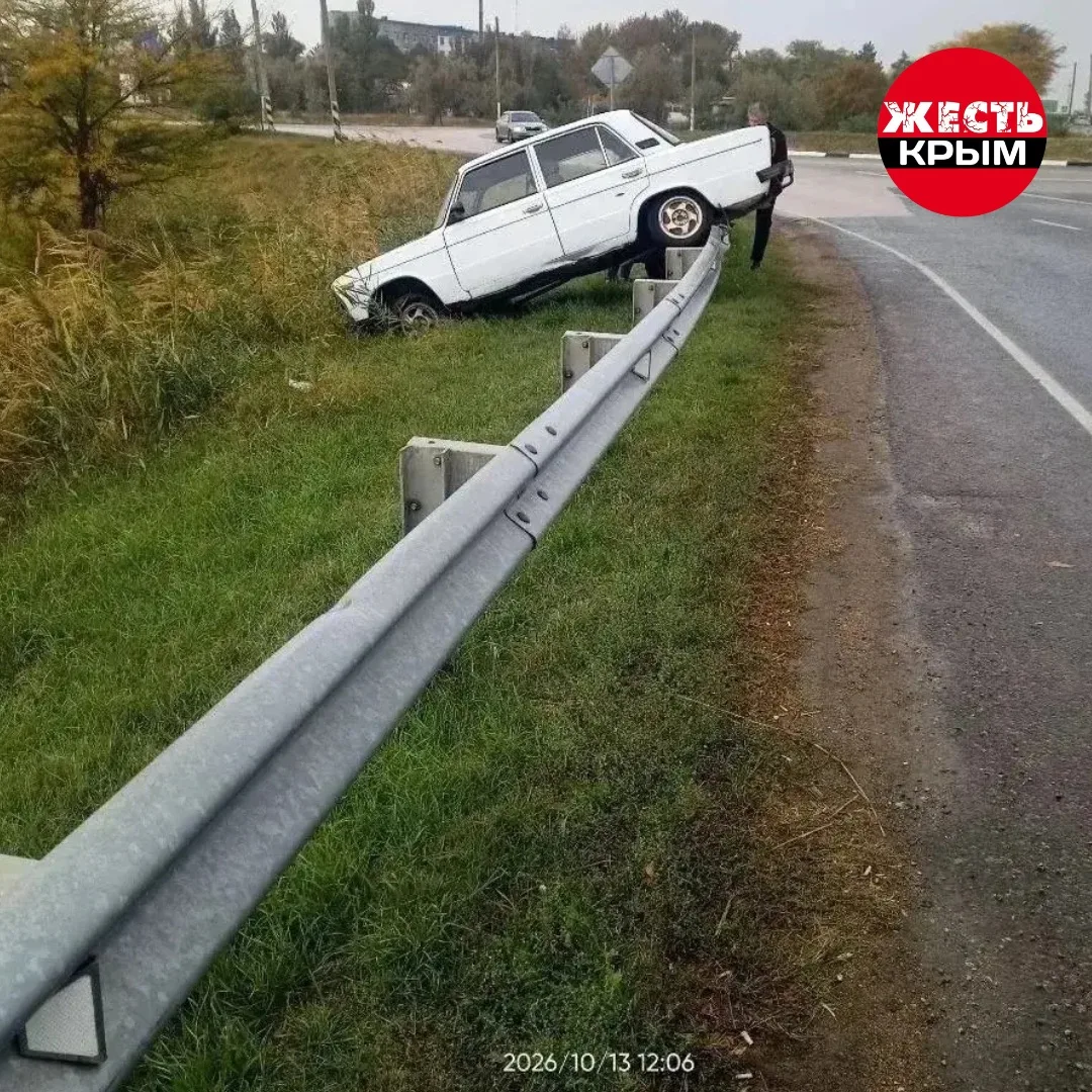 В Джанкойском районе сегодня легковушка вылетела с дороги и повисла на отбойнике 😱