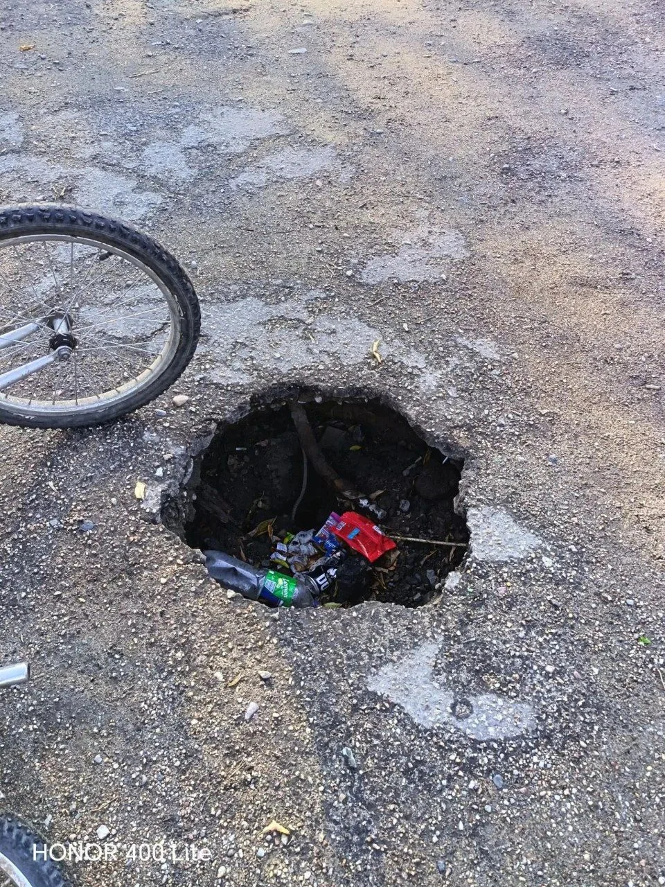 😡В Барнауле яму на парковке в районе Новосиликатного не могут огородить уже несколько ...