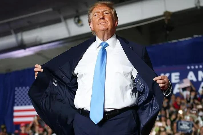 👔💼Трамп выбирает более дешевые костюмы перед выборами