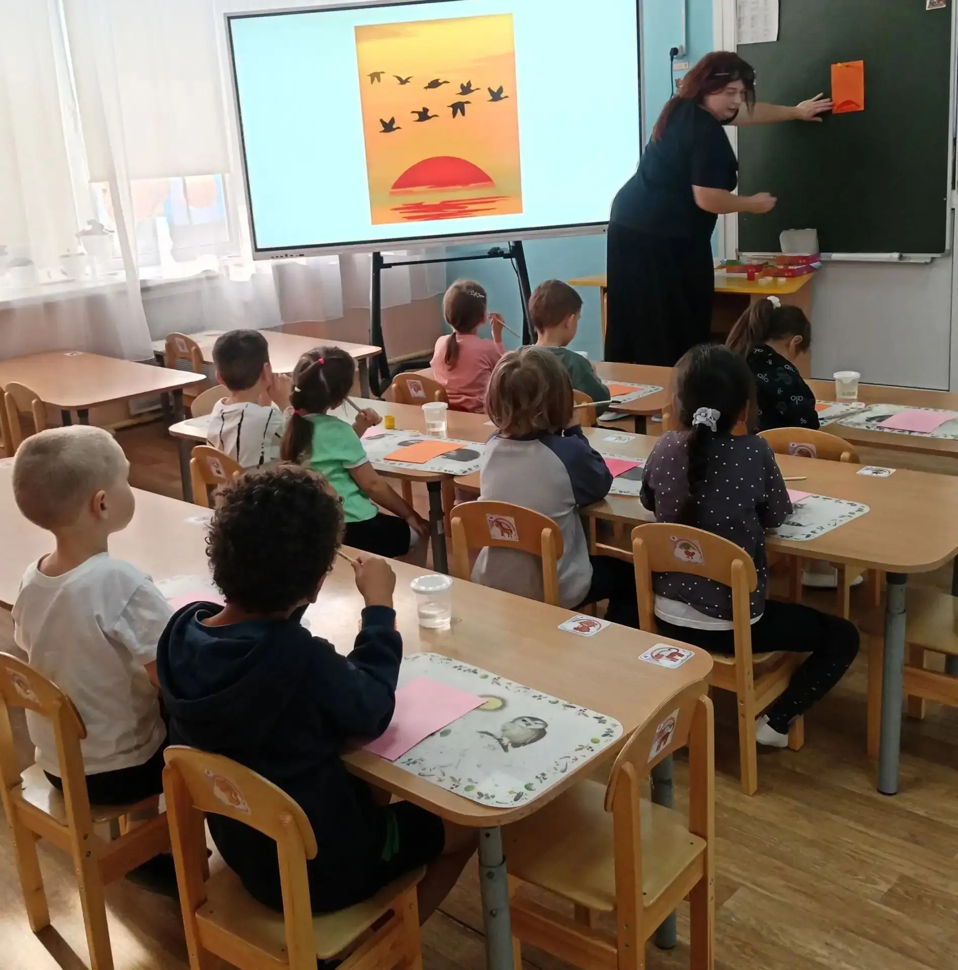 Осень — время, когда небо становится чуть тише: наши пернатые друзья собираются в стаи ...