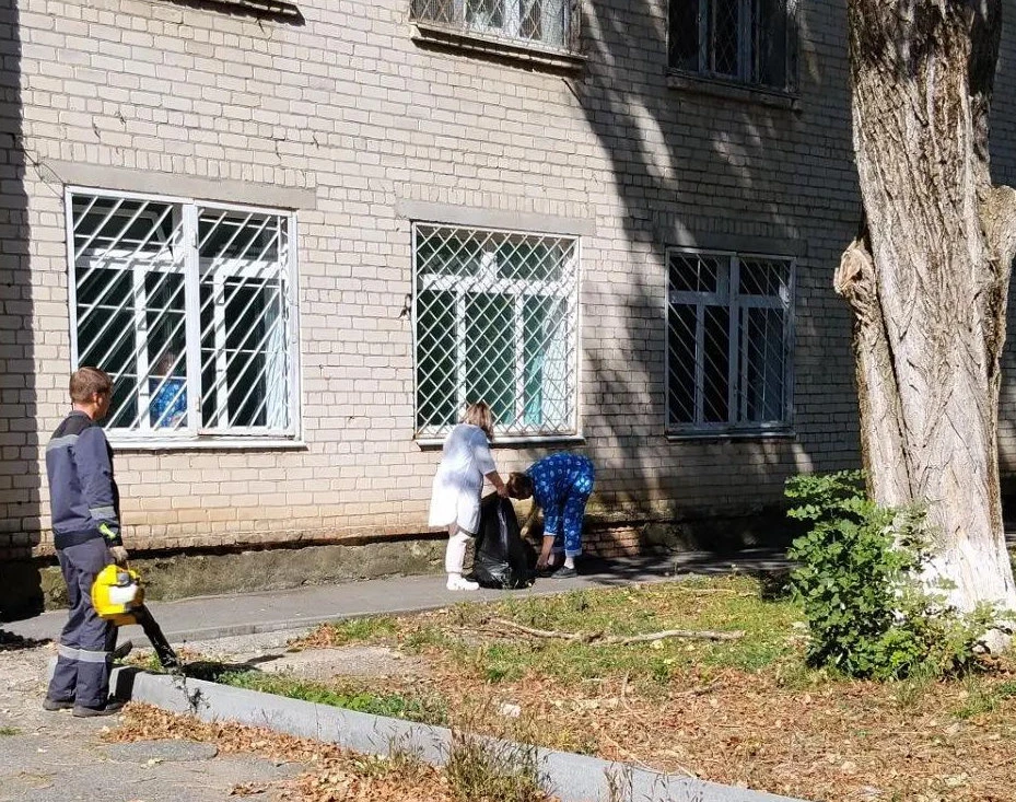 🍁 Сотрудники и пациенты СККСПБ № 1 дружно вышли на осенний субботник
