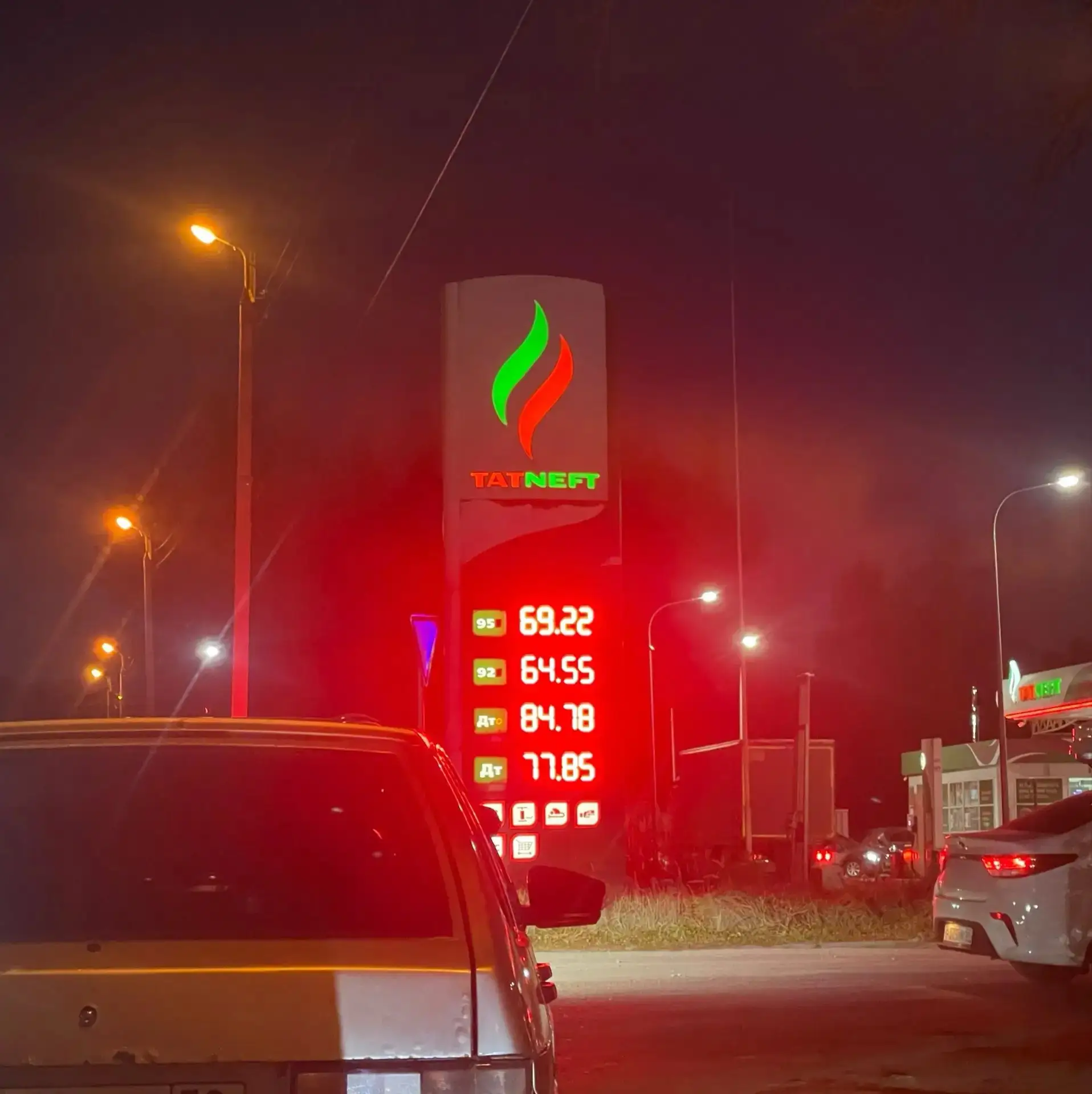 Монтажка, только подъехали, очередь от въезда