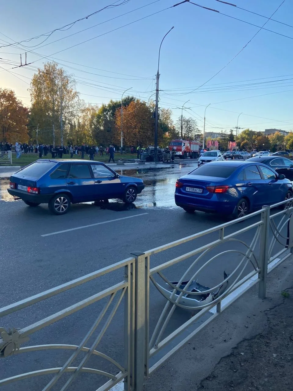 На кольце Океана кроссовер врезался в столб и сгорел. Будьте внимательны за рулем