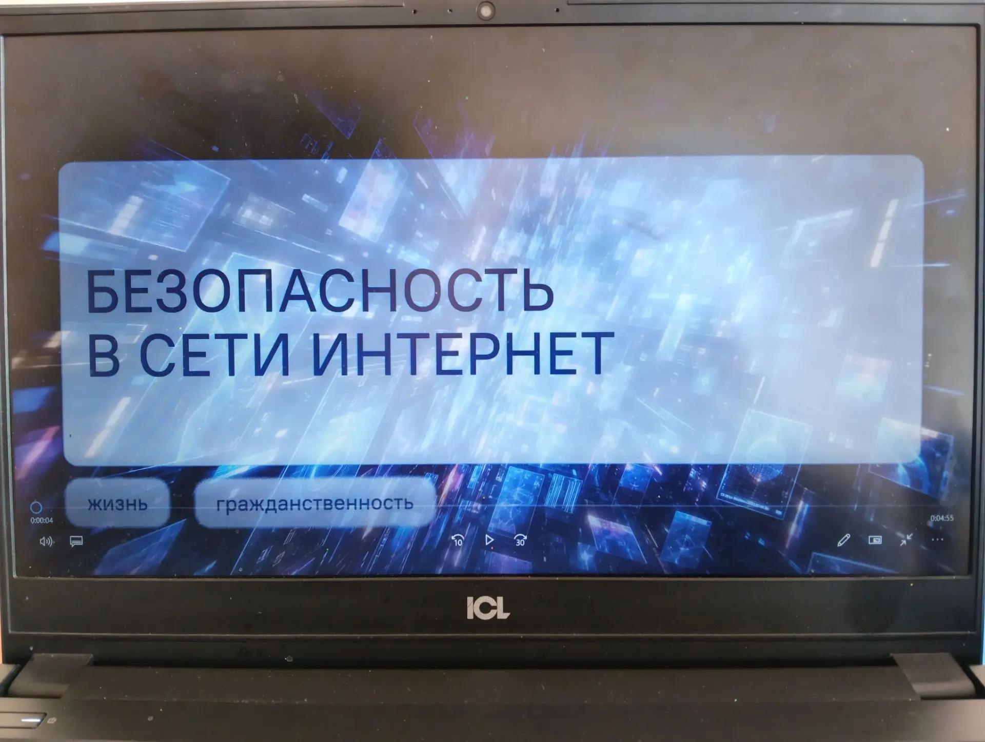 Утро понедельника, 12 октября, традиционно началось с вноса флагов и исполнения гимнов ...
