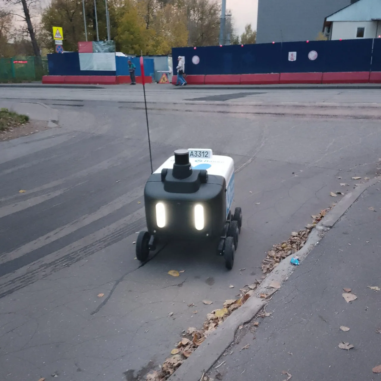 У нас уже можно встретить роботов-доставщиков. Соседи делятся фото в районном чате. Гов...