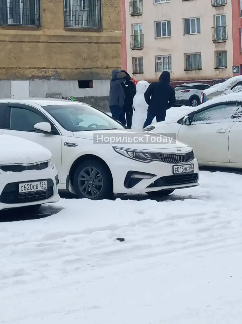 «На Красноярской снеговика лепят не только дети, но и взрослые мужчины 😁»