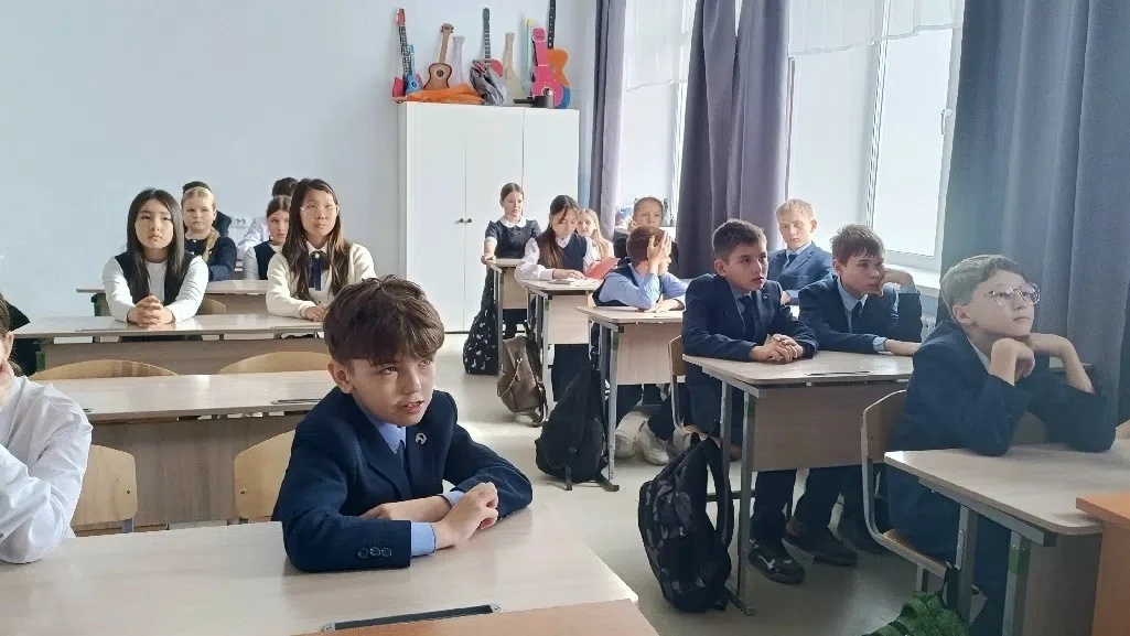 15 октября, для 6 класса МБОУ «СОШ №40» был проведен информационно-правовой час «Я и мо...