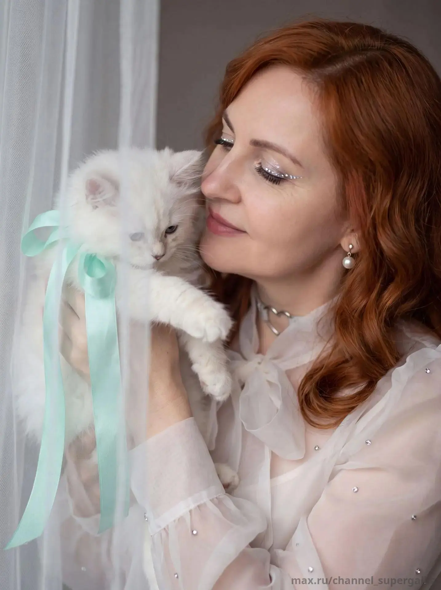 "С белым котёнком"