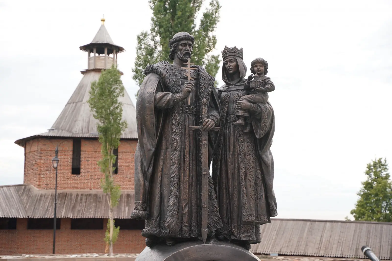 Памятник Дмитрию Донскому и Евдокии в Кремле. Императору Николаю I в Александровском са...