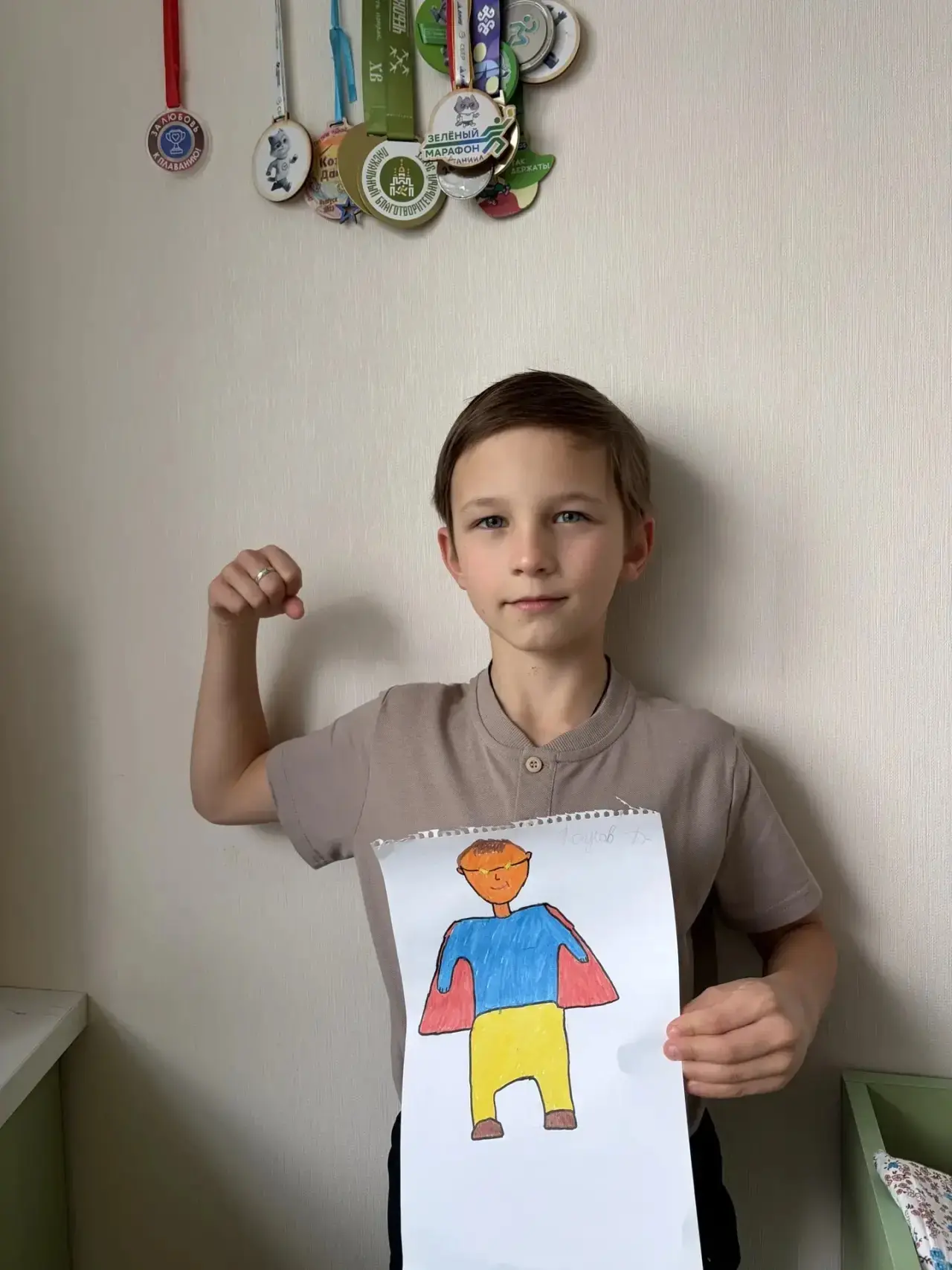 🎨 Даниил Кознов,ученик 4Д класса, участвует в выставке рисунков «Мой папа — мой герой»...