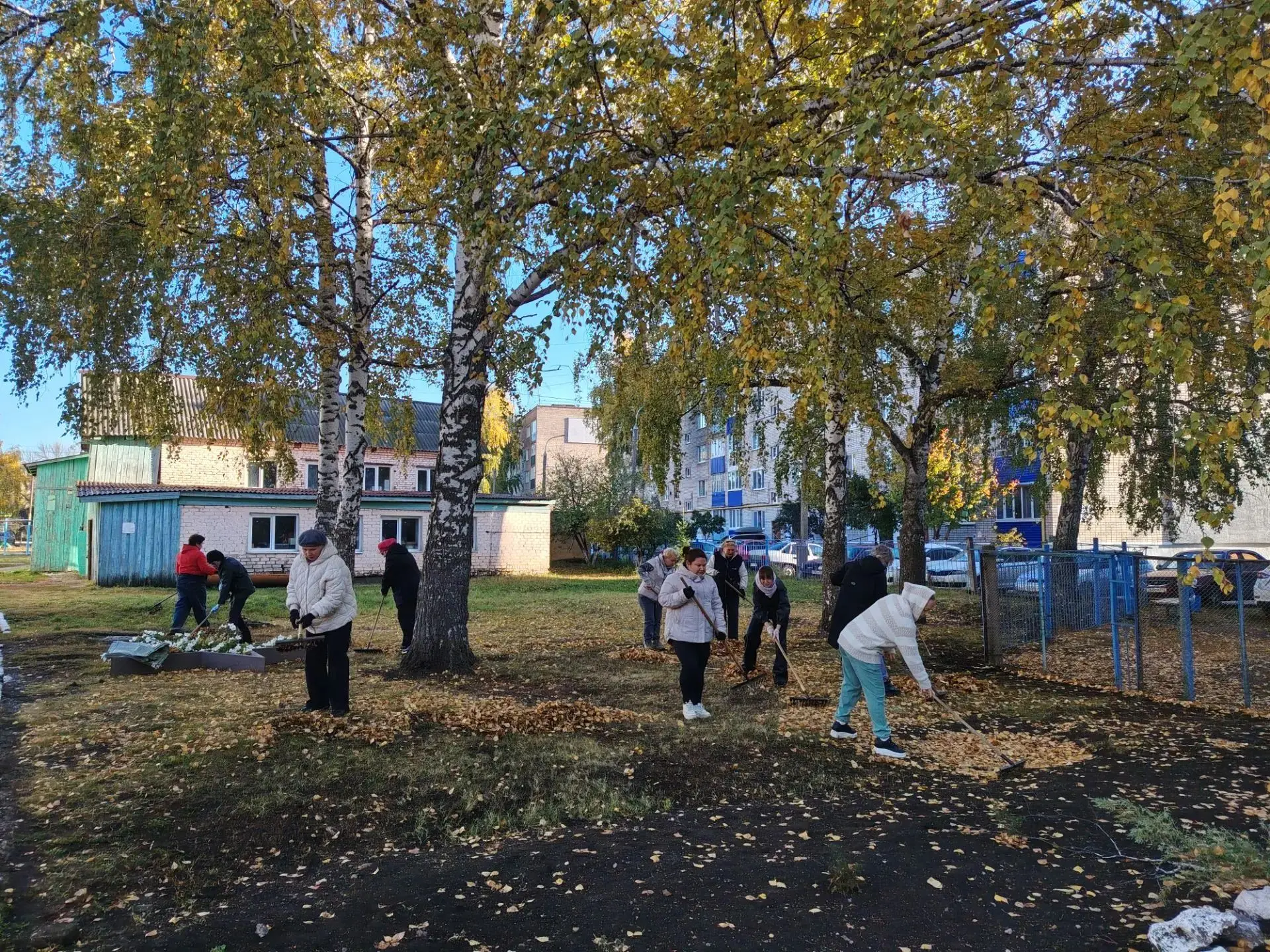 Вчера, 10.10.26 территория нашей школы преобразилась! Учителя, во главе с директором Га...