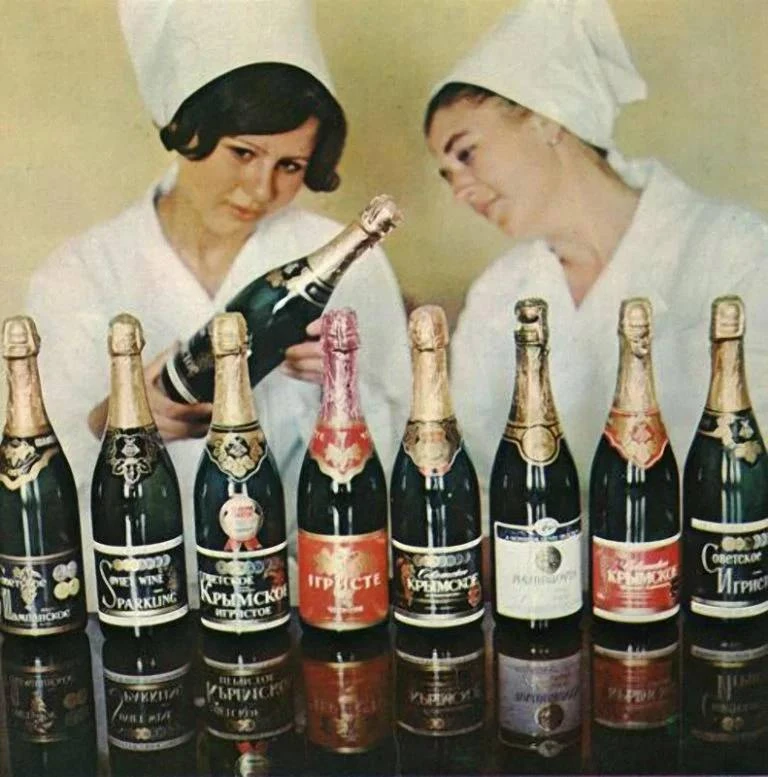 🍾 В СССР выпускали в среднем около 250 миллионов бутылок в год советского шампанского