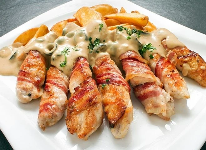Фаршированные рулетики из куриного филе в беконе