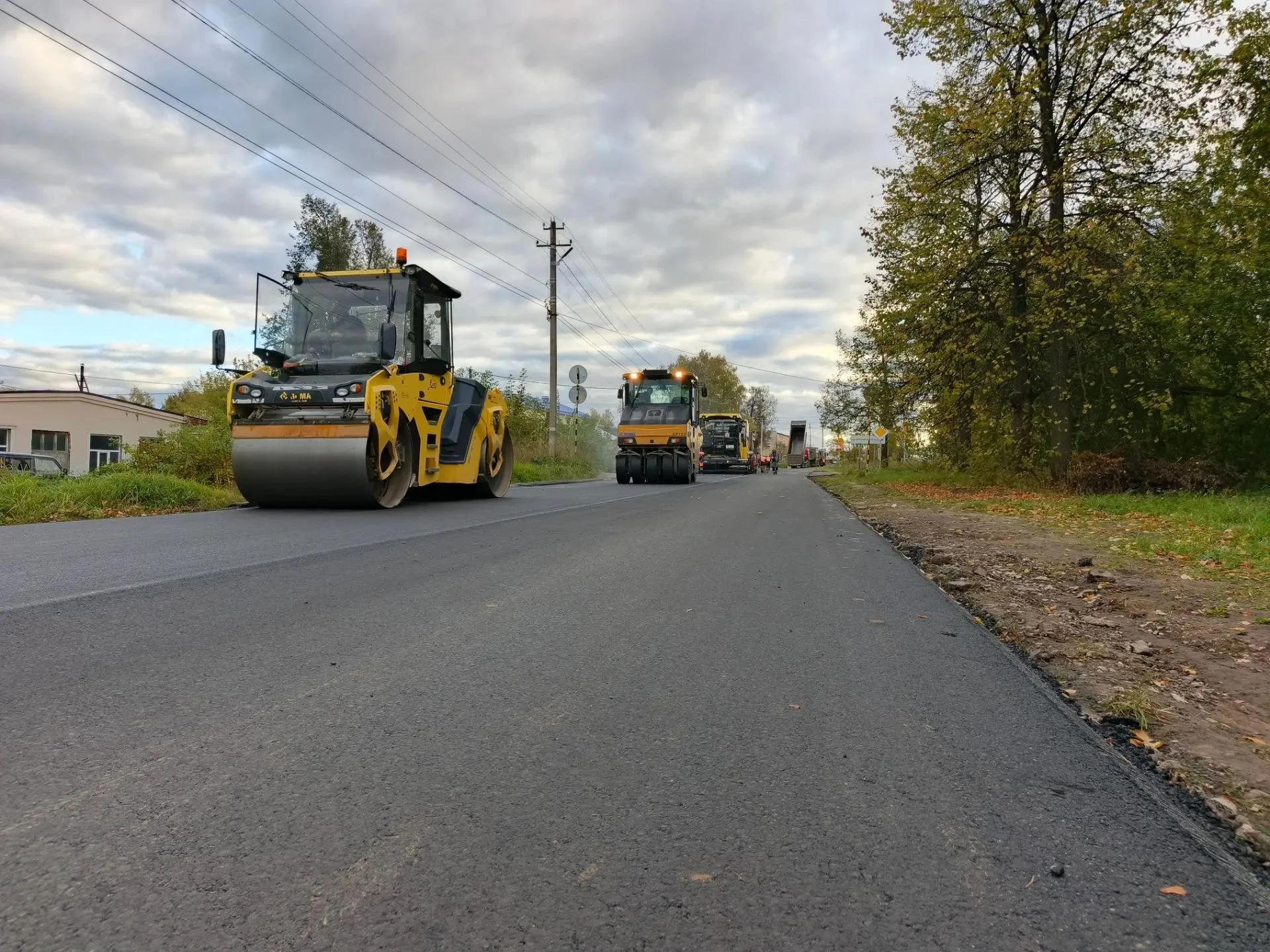 Продолжаются работы по благоустройству и ремонту городских улиц.