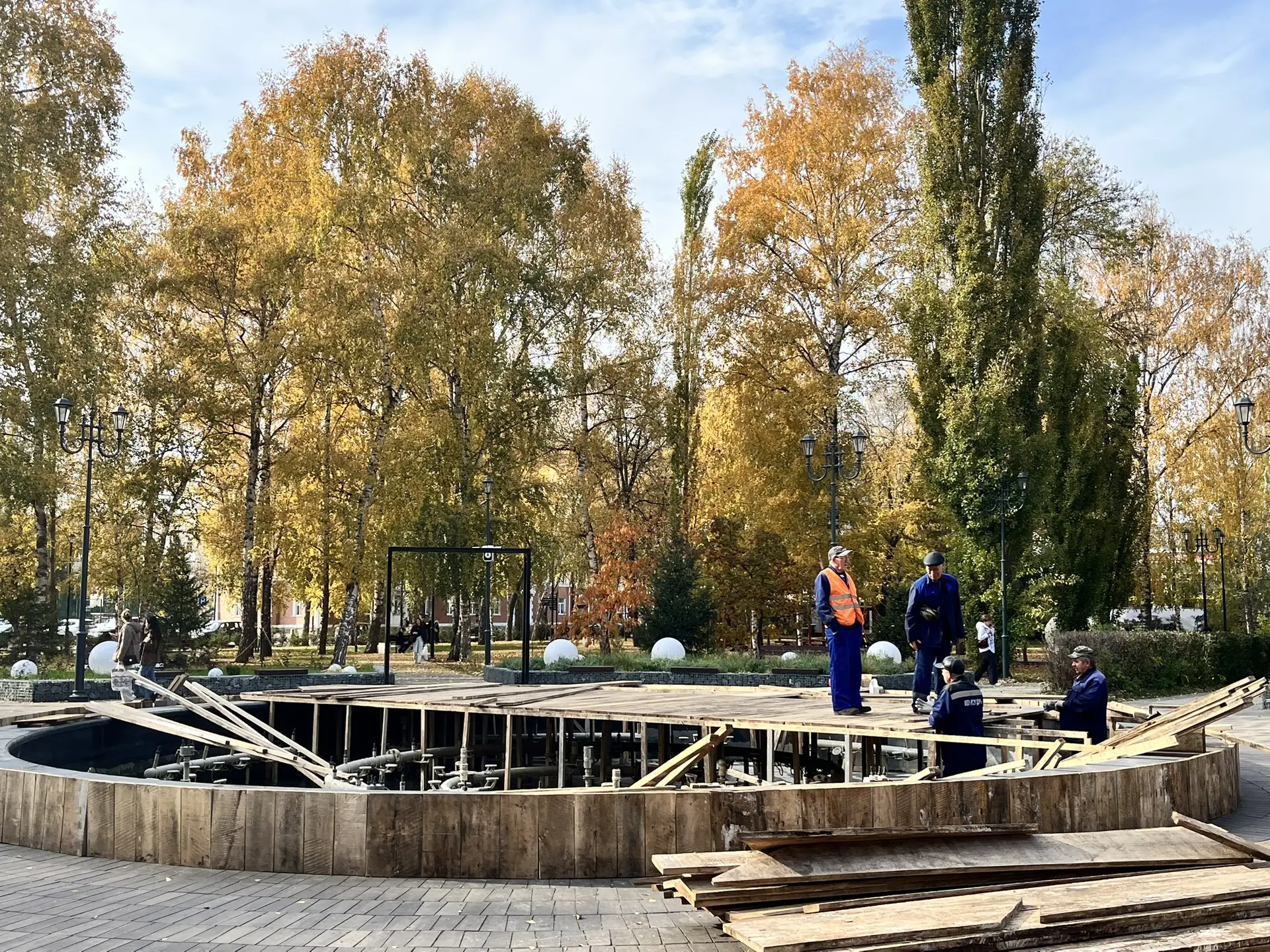 ✅Киров паркында фонтанды туҡтатҡандар, уны ағас таҡта менән көпләп, ҡышҡылыҡҡа әҙерләйҙәр.