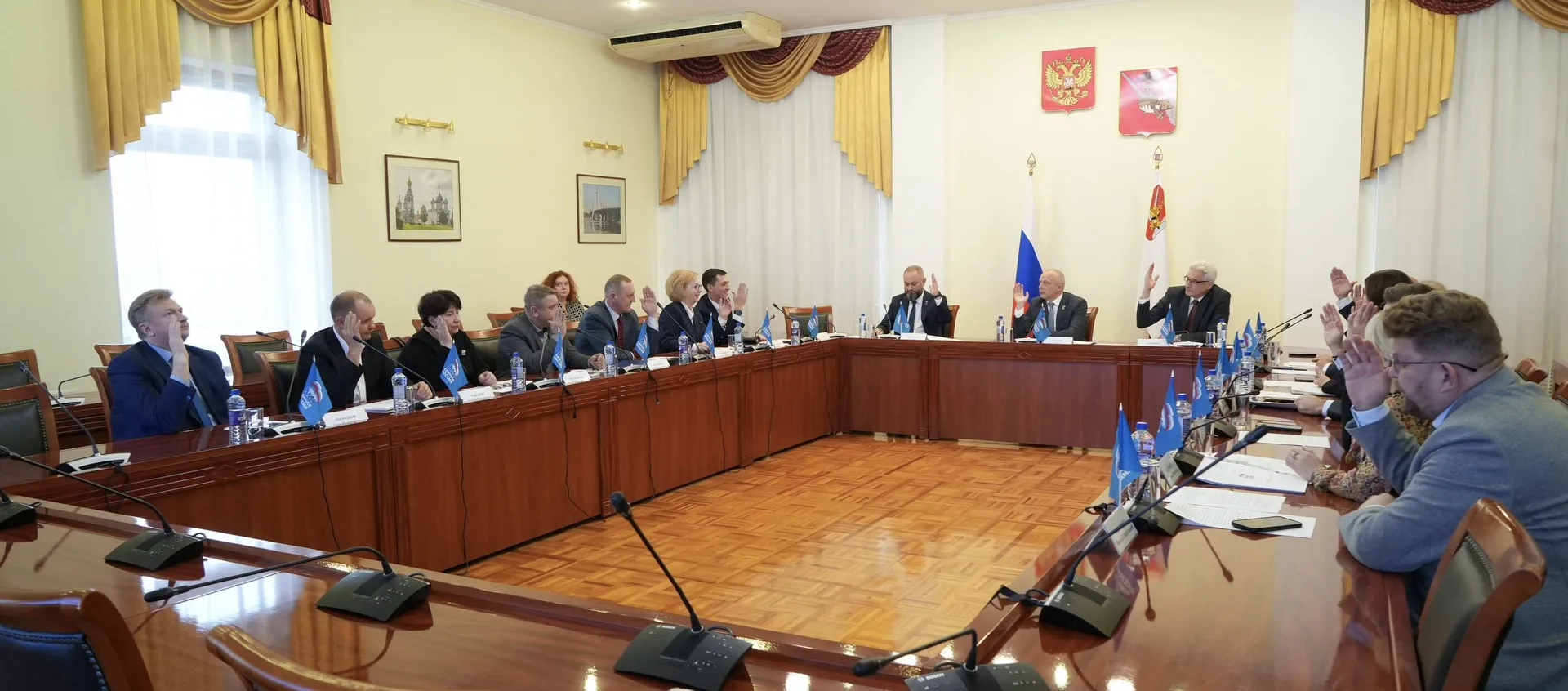 Страсти кипят в законодательном собрании.