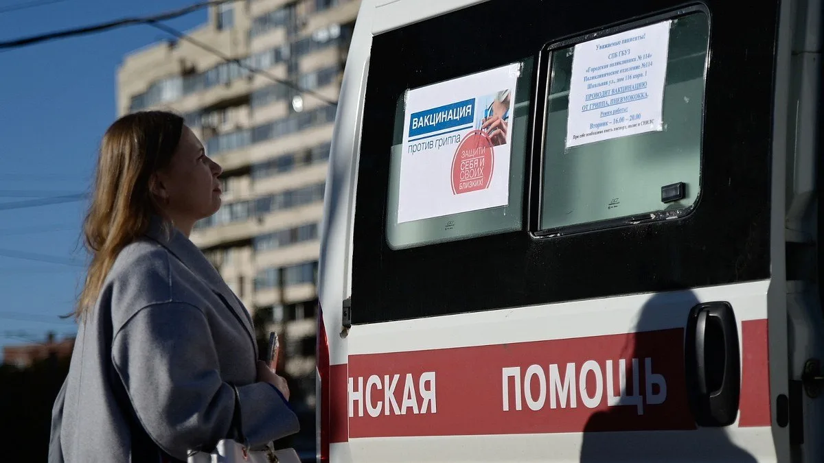 На проспекте Фрунзе открылся мобильный пункт вакцинации, где томичи могут бесплатно при...