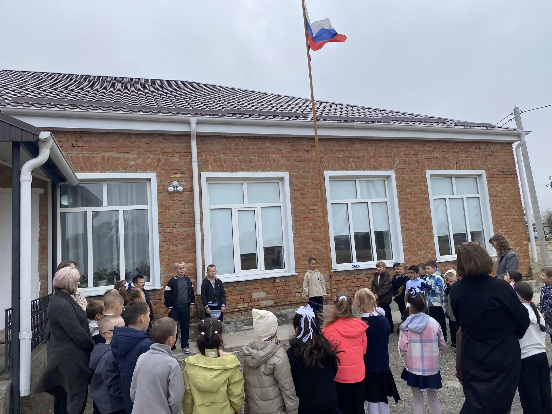 По понедельникам утро традиционно начинается с торжественной линейки, на которой подним...