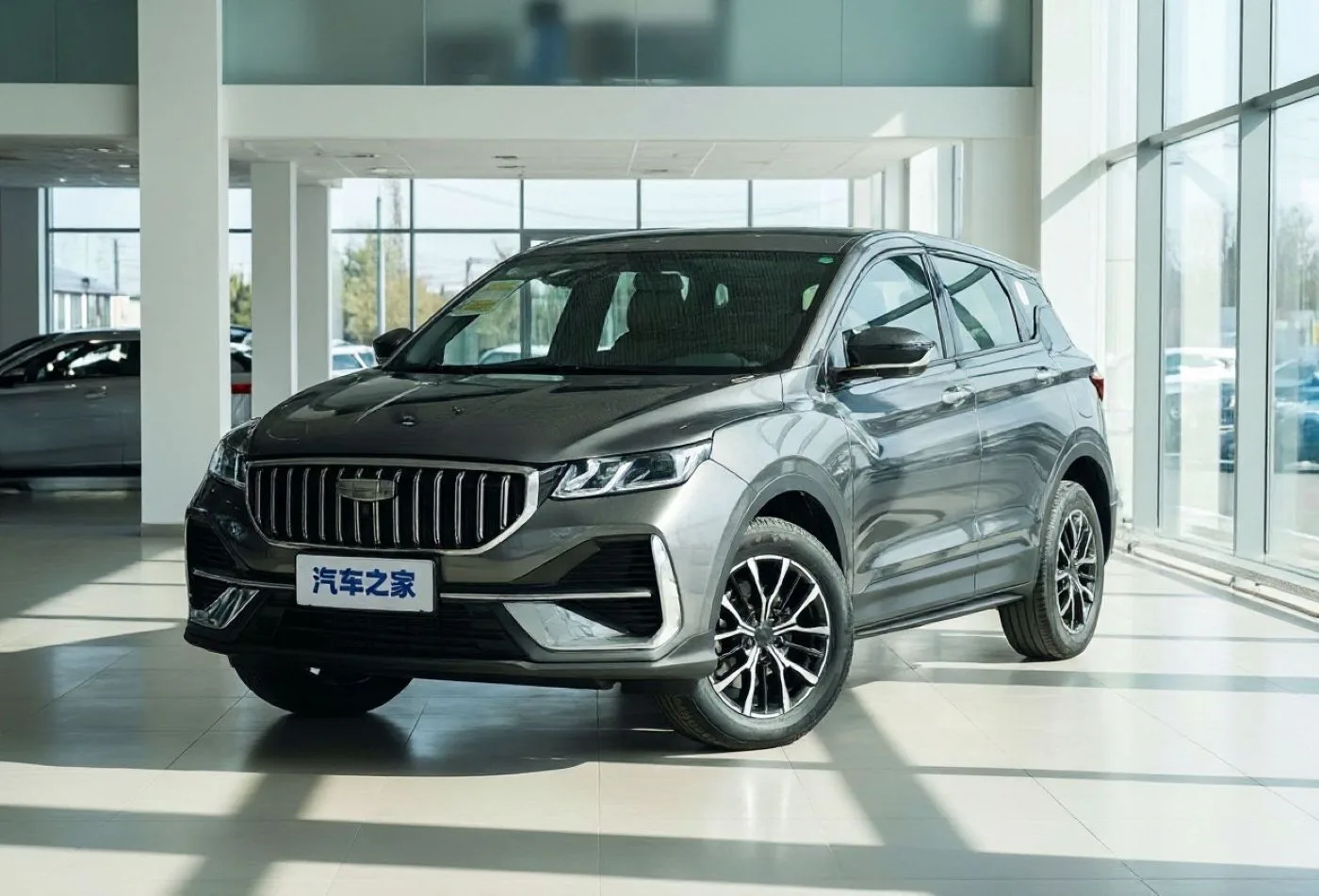 Абсолютно новое лицо и огромный экран: Geely показала масштабный рестайлинг кроссовера ...