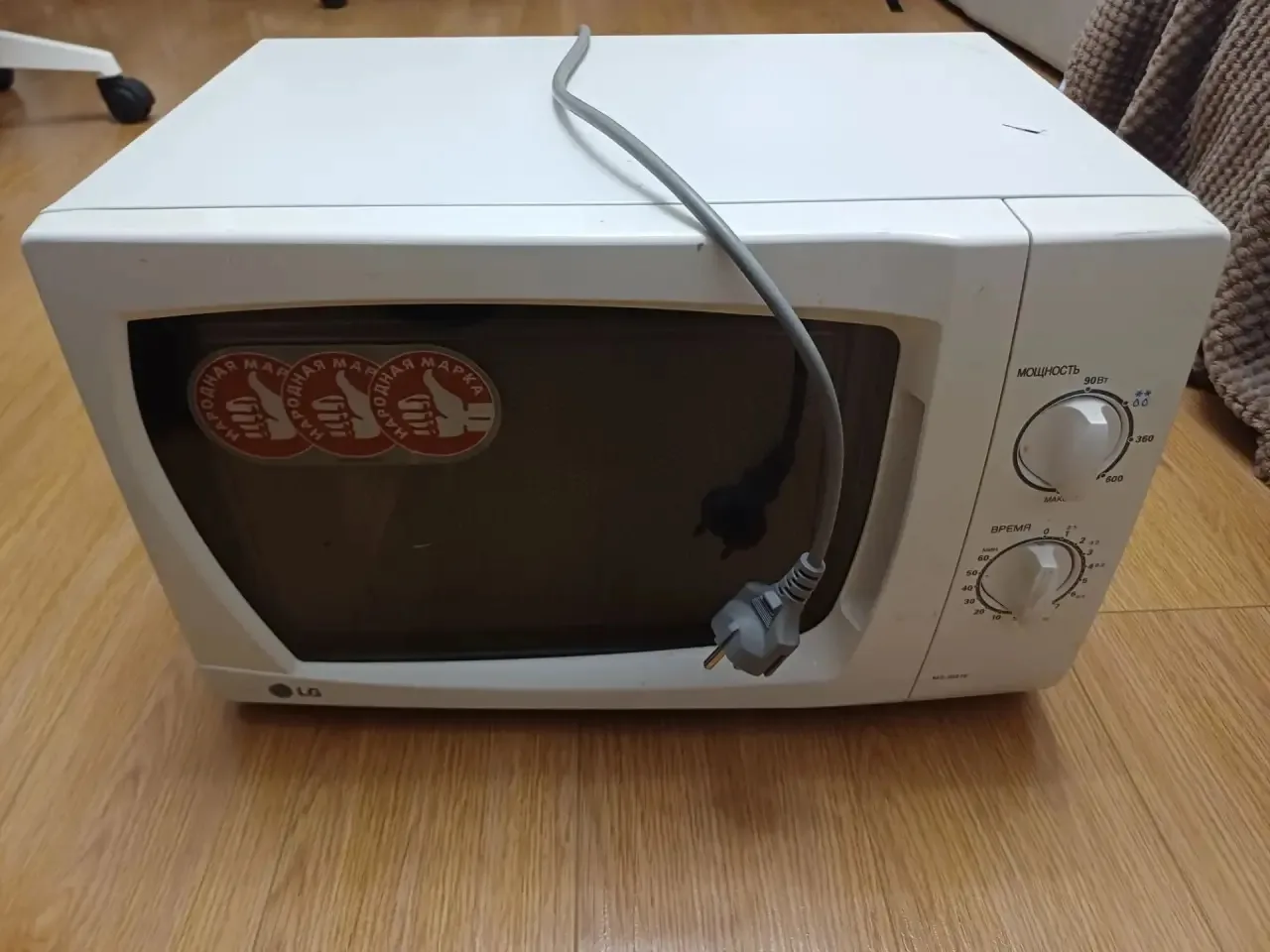 Отдам микроволновку LG. Крутит, но не греет. Может кому нибудь на запчасти надо. +79674...