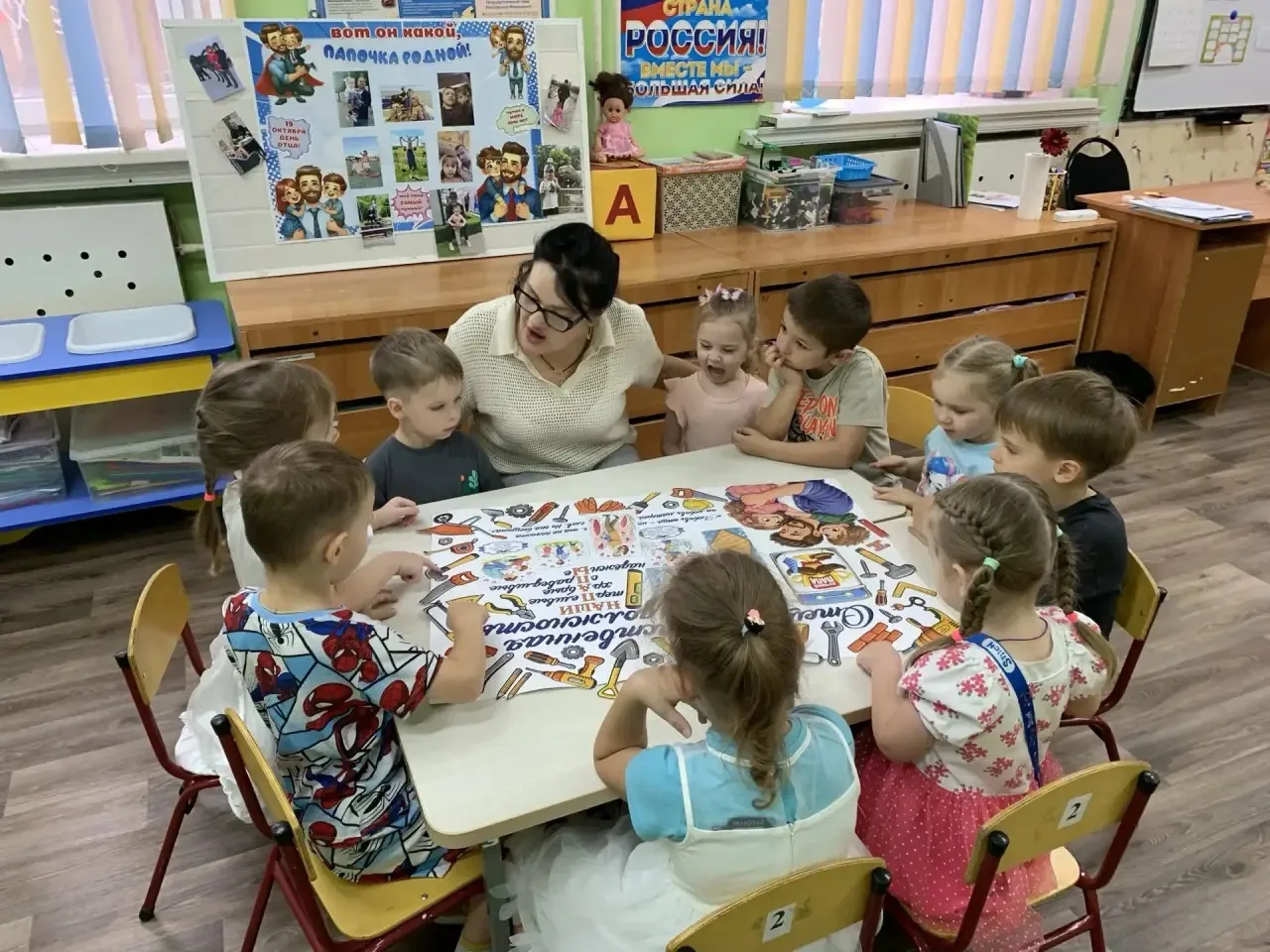 В преддверии Дня отца в средне-старшей группе прошли мероприятия, посвящённые этому зам...