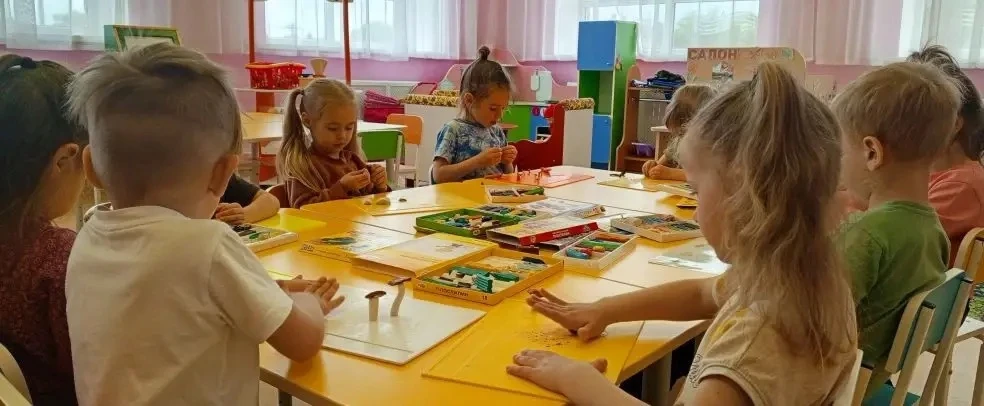 В группе «Светлячок» прошла коллективная лепка «Лесная полянка». Ребята с азартом созда...