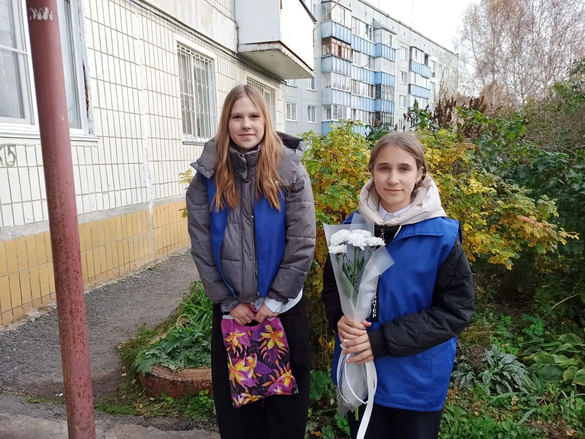 С теплом и благодарностью: волонтеры поздравили ветеранов педагогического труда 🌸