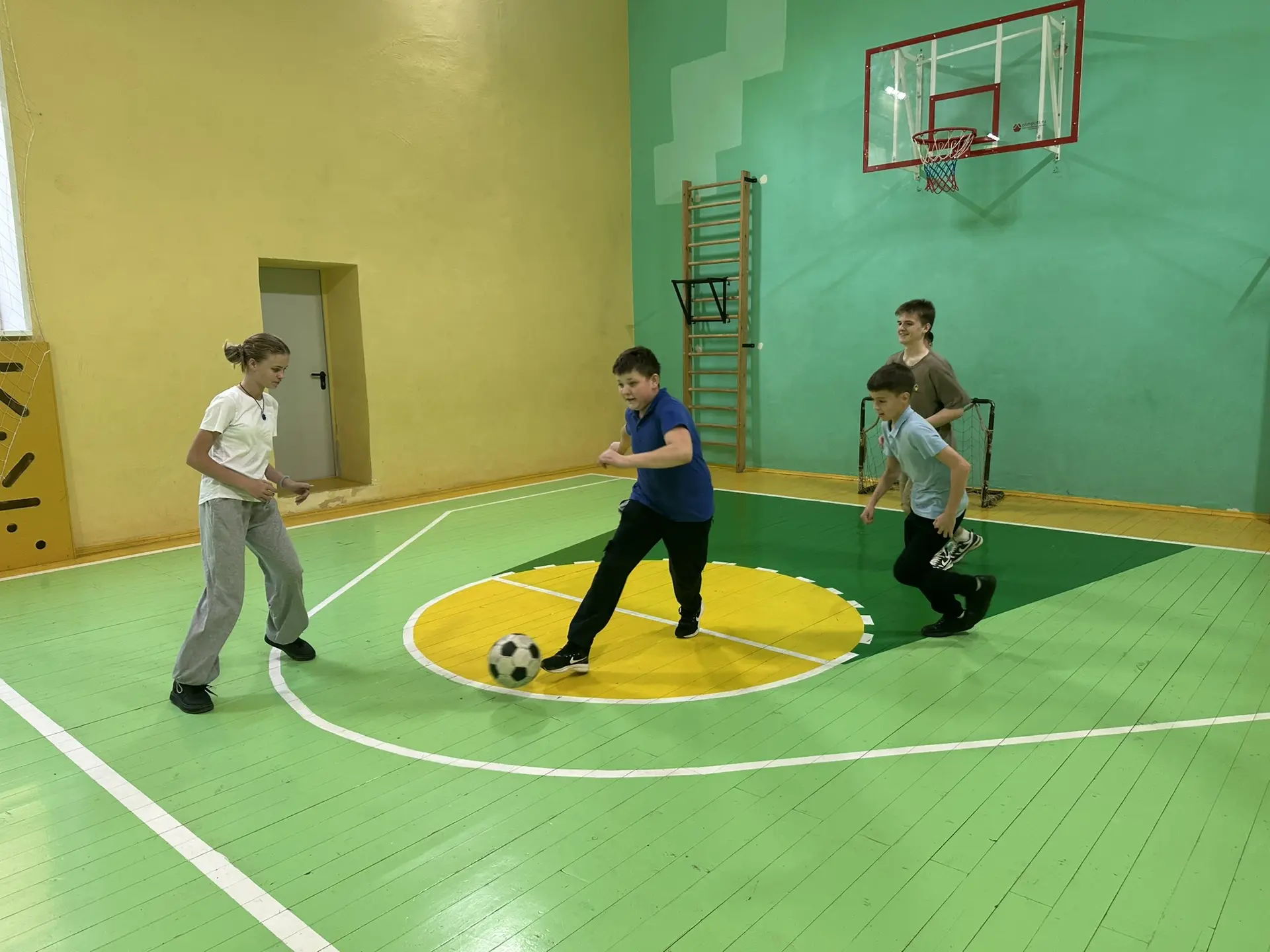 ⚽ В нашей школе вовсю работает кружок футбола — и это не просто тренировки, а настоящая...