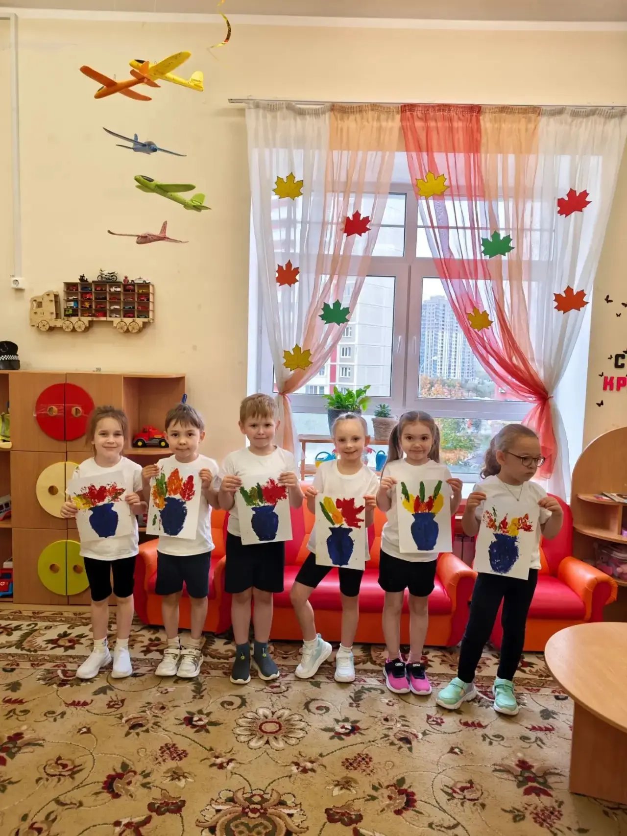В старшей группе «Почемучки» дошкольного отделения МБОУ «ОЦ» «Вершина» (ул. 70 лет Побе...