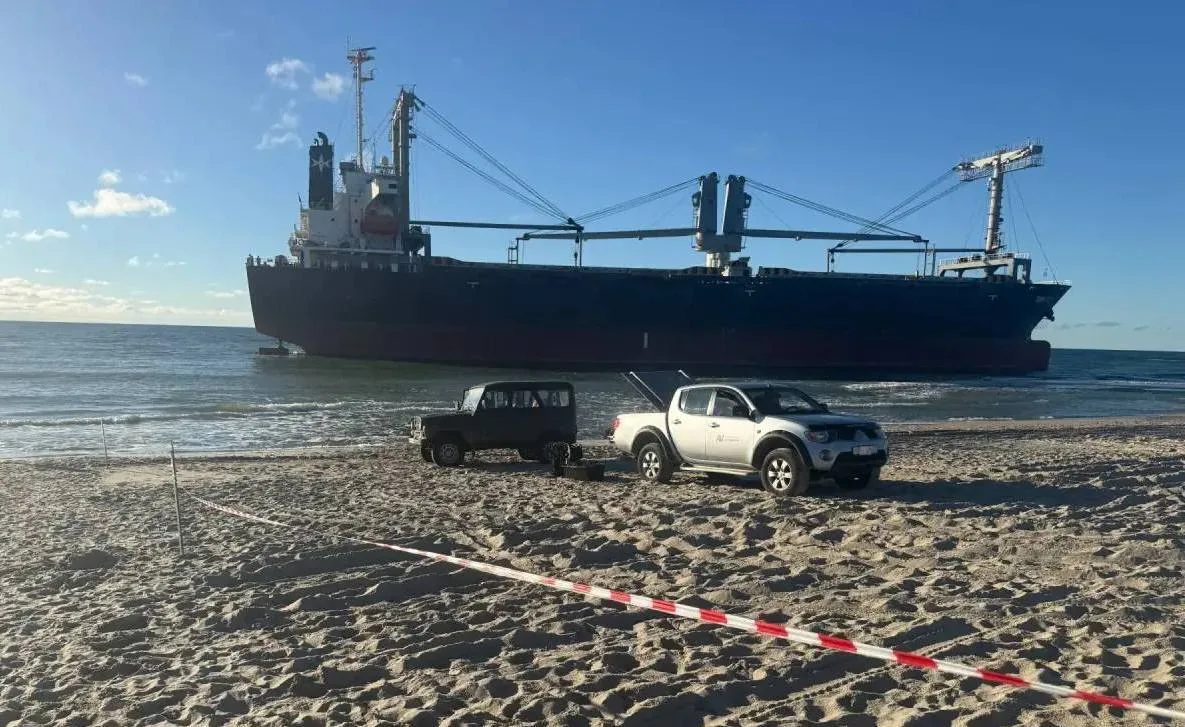 🚢 ФСБ призвала туристов не приближаться к севшему на мель сухогрузу у Янтарного