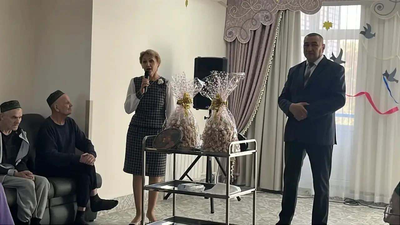 В рамках Декады пожилых людей в наш дом-интернат посетили заместитель главы муниципальн...