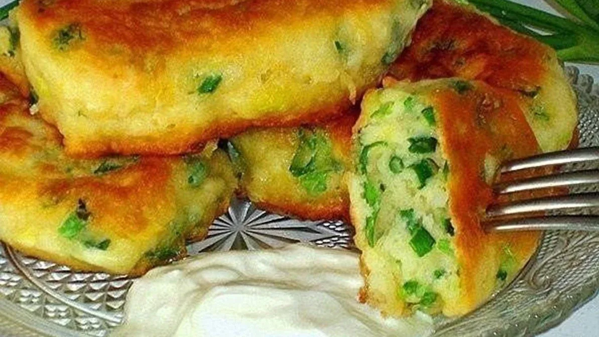 🥞 Оладьи на кефире с зелёным луком — несладкий завтрак с румяной корочкой. Их жарят на...