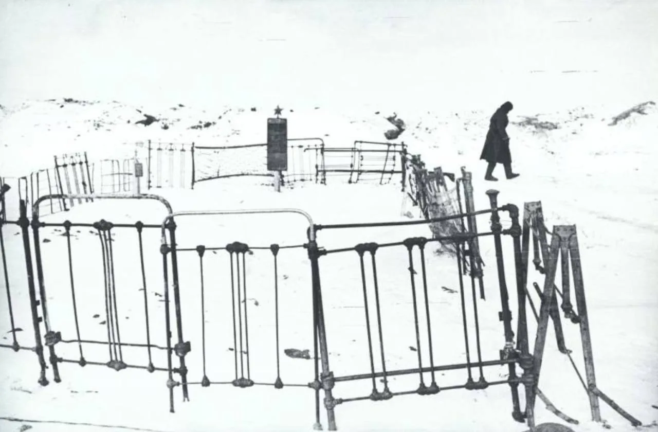 Одна из братских могил, обнаруженных в Сталинграде. 1942 год.