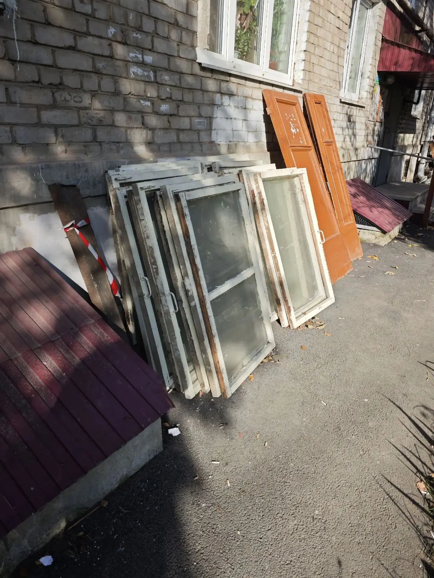 Нужно вывезти мусор (деревянные окна и мусор в строительных мешках) весь объем на фотка...
