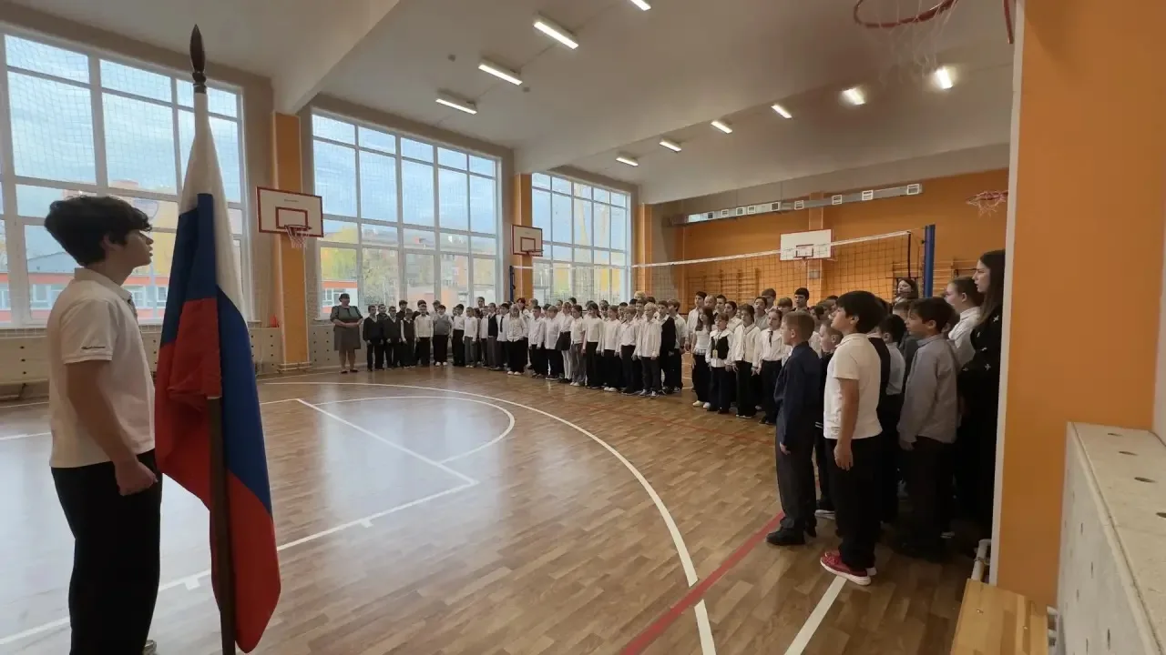 🇷🇺Новая учебная неделя в нашей школе началась с традиционной торжественной линейки, в...