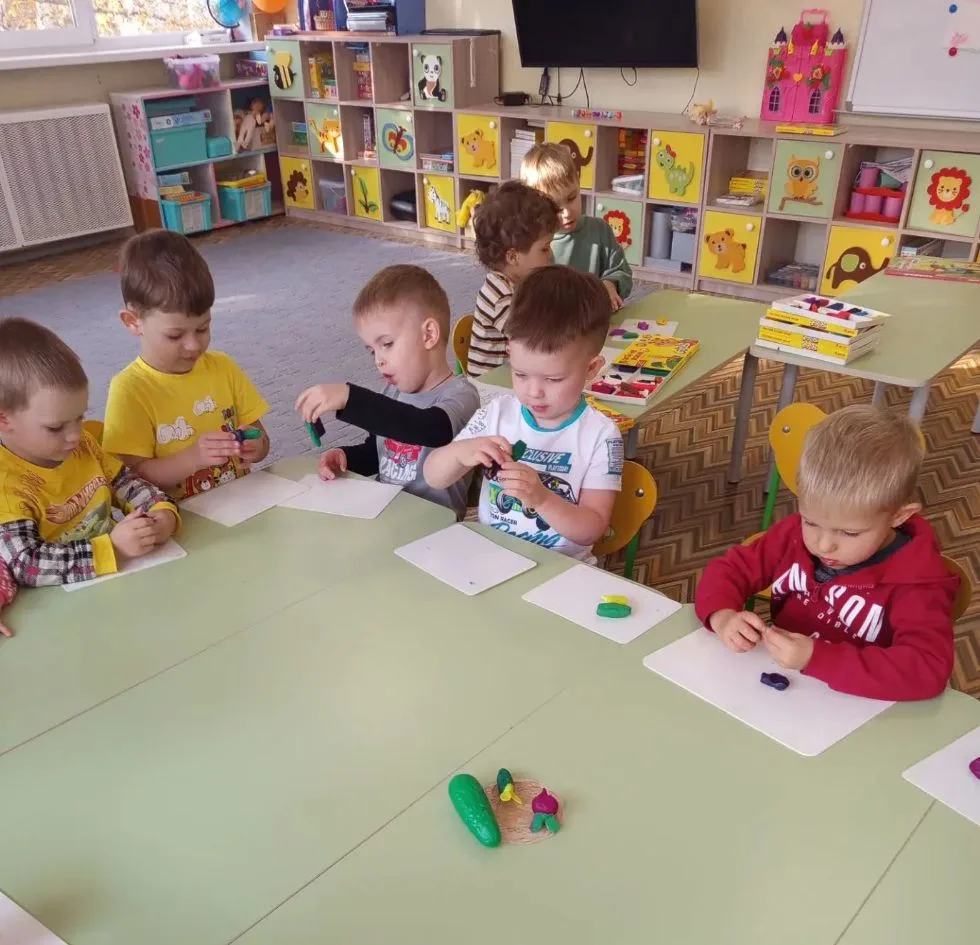 🍏✨ Сегодня на занятии по лепке  наши маленькие воспитанники группы №5 погрузились в ув...