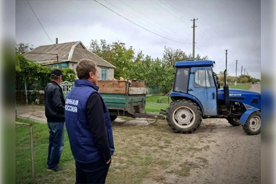 Эвакуированной из Алешкинского района семье помогли с дровами