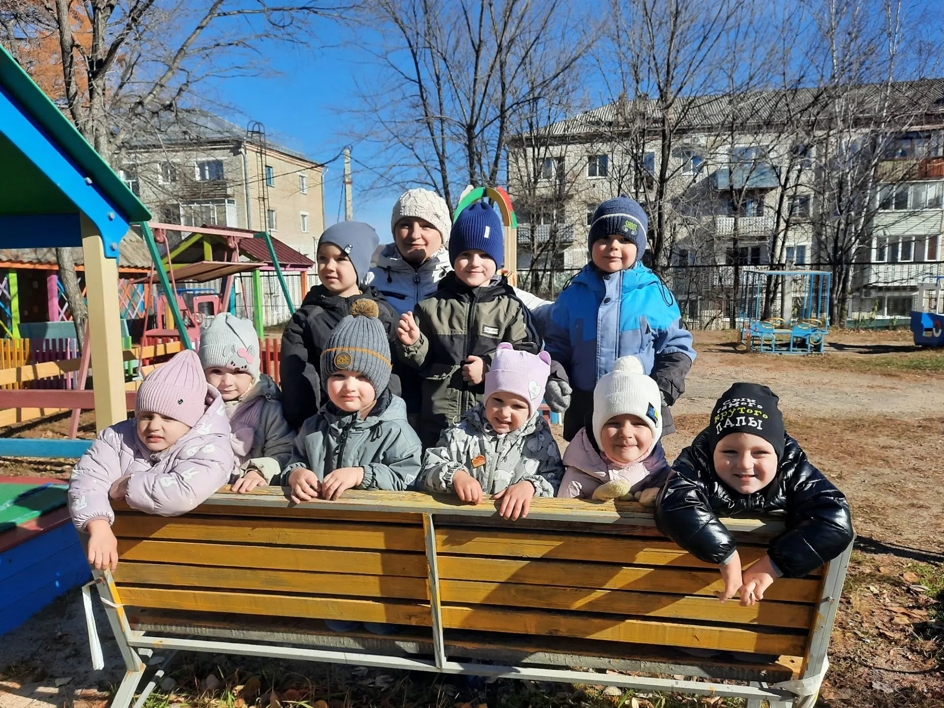 🌞На улице стоит удивительно тёплая погода, солнце светит ярко и ласково.