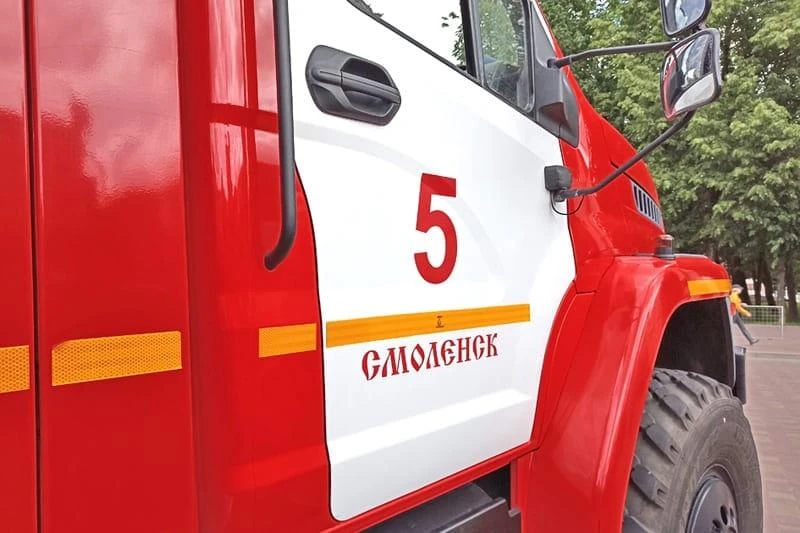 В Смоленской области тушили загоревшуюся иномарку