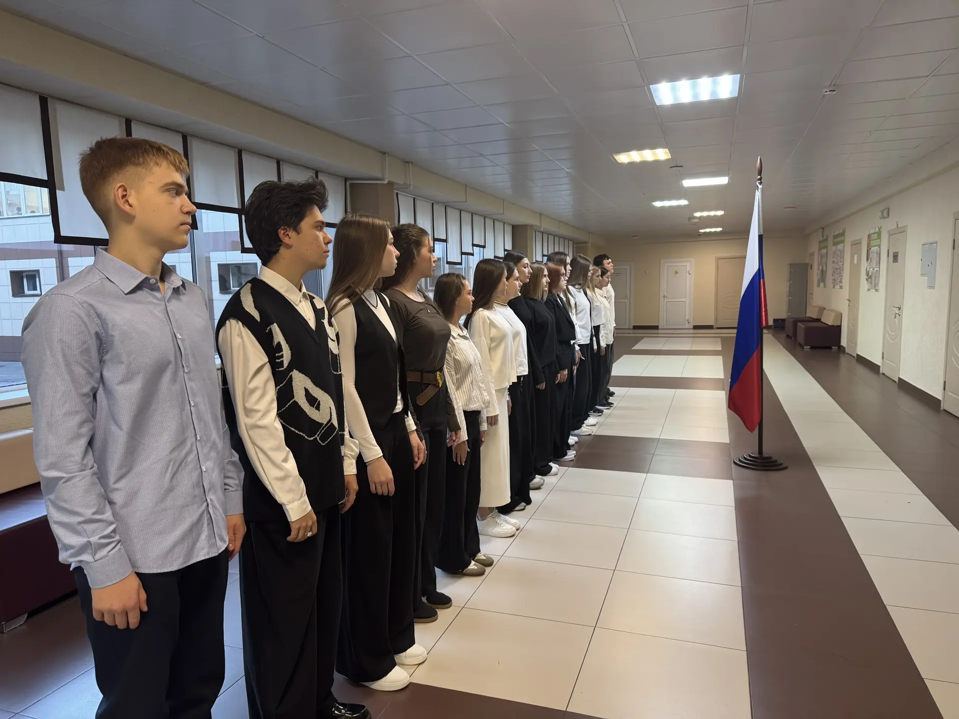Новая учебная неделя в нашей школе началась с торжественной церемонии выноса флага и ис...