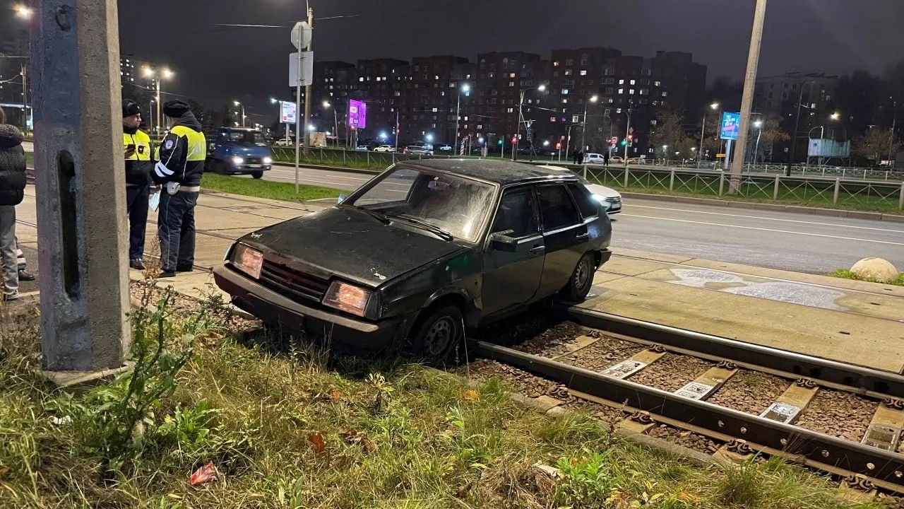 Угол Руставели Северного, заезд к Ленте.