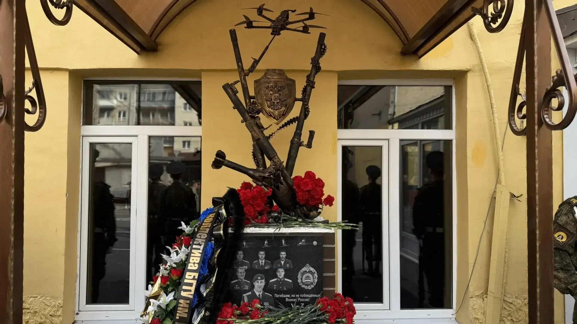 «Скульптор оказался принципиальным: для буквы V в символе Победы у него был только один...