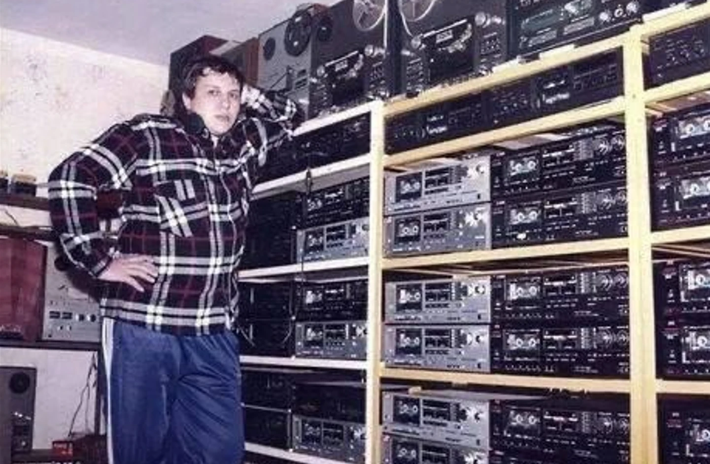 АУДИОПИРАТ ЗАПИСЫВАЕТ МУЗЫКАЛЬНЫЕ НОВИНКИ, 1990-Е