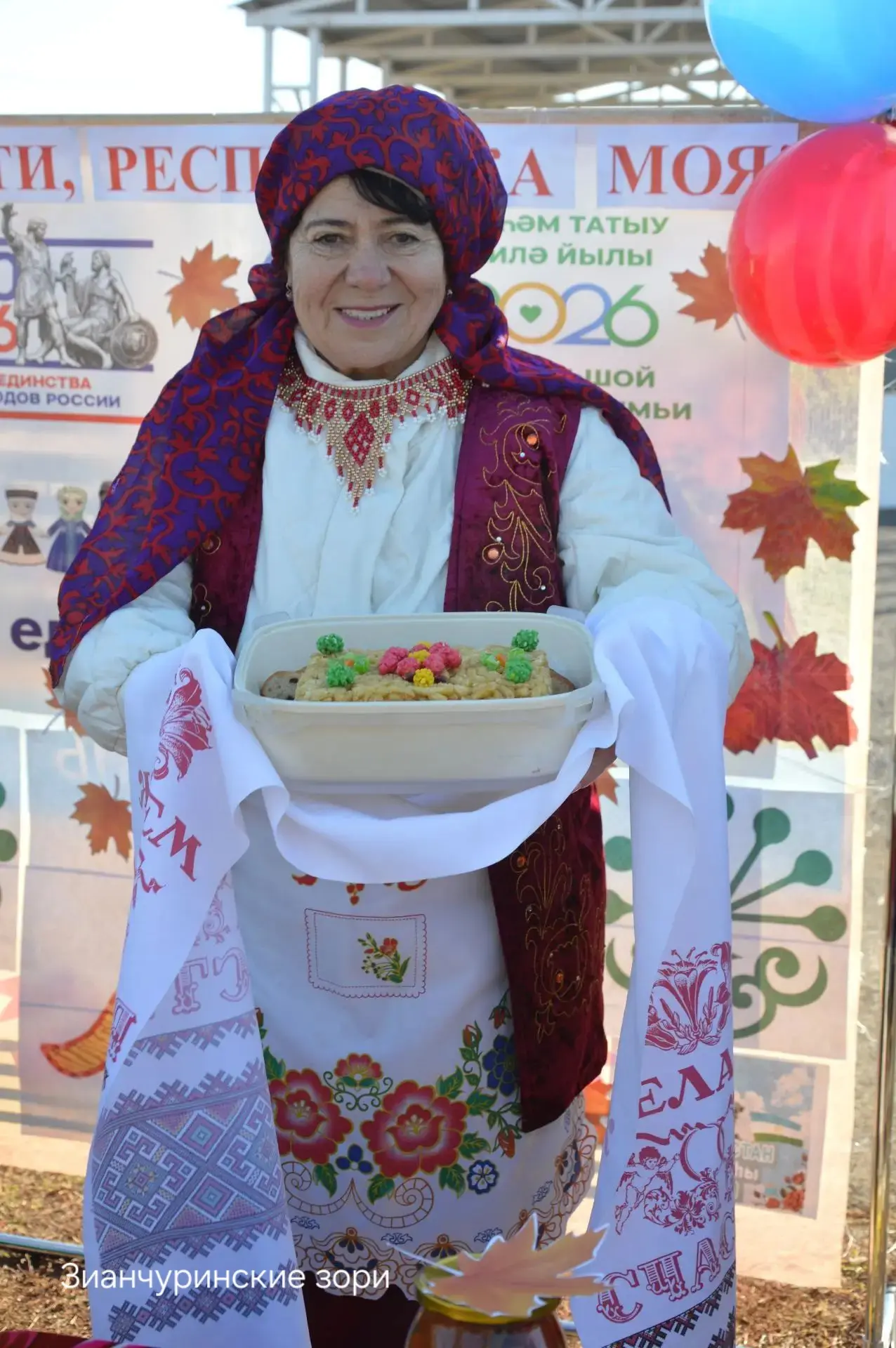 Сегодня в парке "Дружба" яблоку негде было упасть! Было оочень много людей)) свои лаком...