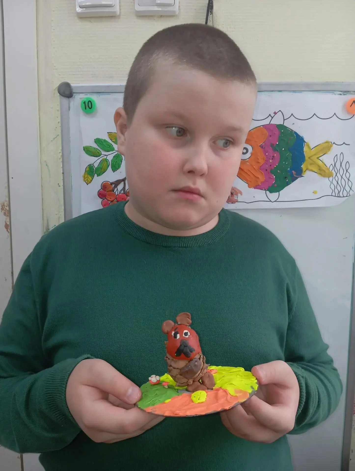 Сегодня  в "Волшебной мастерской" дети делали поделки из пластилина и природных материа...