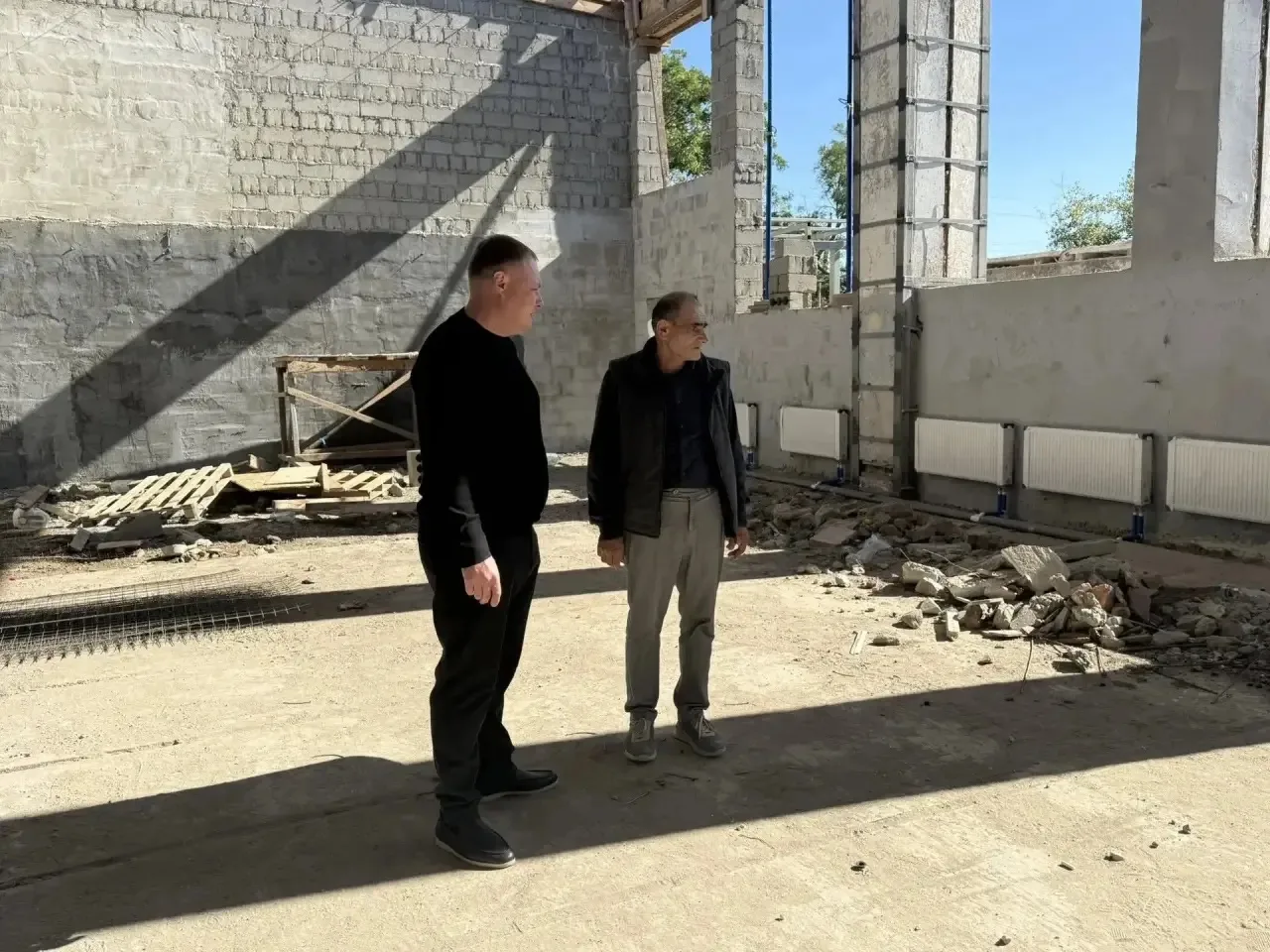 Руководитель района с рабочим визитом посетил строящуюся школу № 6 в Екатериновке.
